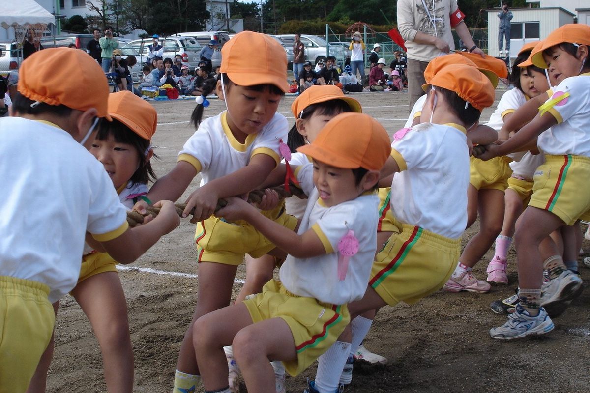 一生懸命に綱を引き、力比べをする園児たち