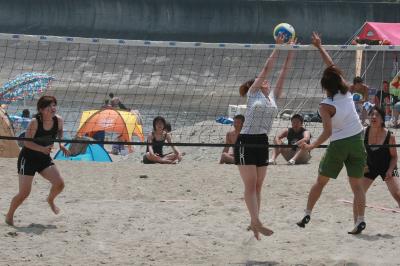 砂の上で熱い戦いを繰り広げる選手たち