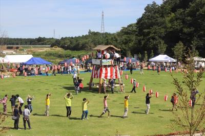 やぐらを囲んで盆踊りを踊る参加者