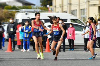 第8中継所の郡山北工業高校内では、共に初出場の2人がタスキリレー。新しい力が町の絆をつなぎました。