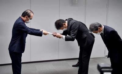 吉田淳町長は5月16日、県原子力発電所所在町協議会の会長として、東京電力の小早川智明社長に対して要求書を提出しました。
