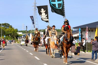 相馬野馬追に出陣した大熊町騎馬会が7月24日、震災後初めて町内に凱旋。大川原地区で帰り馬行列を行いました。