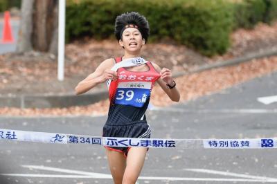 第34回ふくしま駅伝が11月20日に開かれました。町チームの選手16人は白河市から福島市までの16区間95kmを走り、アンカーの柳田（文）選手が県庁前でゴールしました。