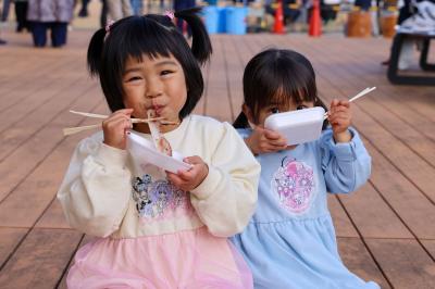 おおくままちづくり実行委員会によるイベント「里がえりもちつき大会」が1月8日、大熊町役場前広場で開かれました。イベントには町民ら約400人が参加しました。写真は、できたてのもちを味わう姉妹。