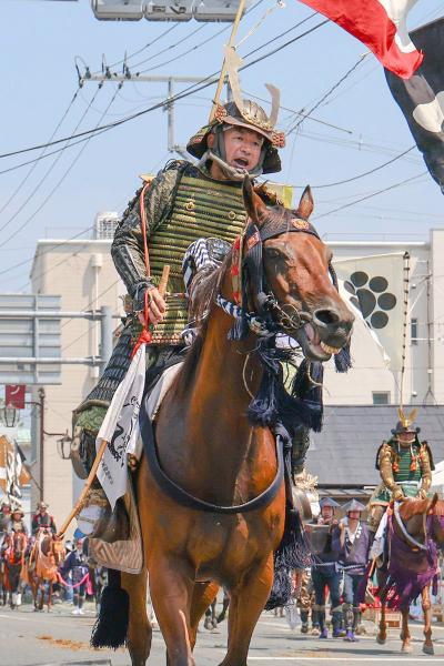 相馬地方の夏の風物詩・相馬野馬追祭が7月29日から31日の3日間で開催され、例年に無いほどの炎天下の中、大熊町の騎馬武者たちが雲雀ケ原祭場地への道のりを行進しました。写真は副軍師付中頭を務めた大熊町騎馬会長の小野田さん。