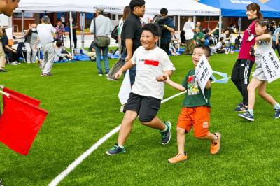 学び舎ゆめの森の運動会「スポーツフェスティバル」が9月30日、同校のグラウンドで開催されました。生徒・児童・園児、保護者や教職員に加え、町民、大学生ボランティアなど約250人が参加しました。普通の運動会とはひと味もふた味も違う競技の数々を大人も子どもも全力で楽しみました。