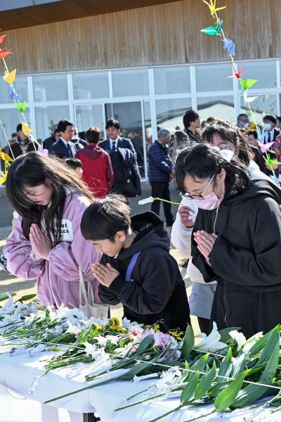 東日本大震災と東京電力福島第一原発事故の発生から13年となる3月11日、町内で町民有志らによる追悼イベント「おおくま3.11のつどい」が開かれました。学び舎ゆめの森の子どもたちも花を手向け、節目となる日に祈りを捧げました。