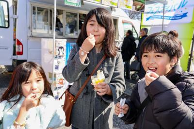 高校生が考案した福島県の特産品を使ったスイーツが楽しめる「ふくしまスイーツフェスティバル」が2月22日から25日までの4日間、東京都渋谷区の代々木公園で開かれました。イベントは「魚ジャパンフェス2024in代々木公園」、「発見ふくしまお魚まつり」と同時開催され、連日多くの来場者でにぎわいました。写真は、キウイのスイーツを味わう来場者ら