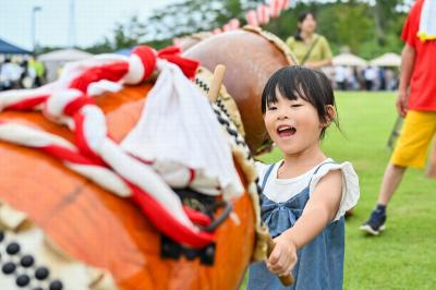 なつ祭りinおおくま2024が9月7日、役場前広場で開催されました。町内外から約2,000人が来場し、大熊町での夏のひとときを楽しみました。写真はお囃子体験に参加した子ども。町民有志から太鼓の打ち方を教えてもらいました。