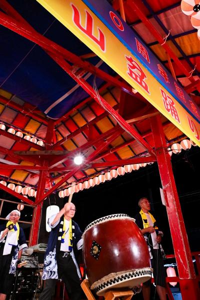 会津若松市・東山温泉夏の風物詩である東山盆踊りが8月1日から4日まで開催され、8月3日には「大熊町民の夕べ」が行われました。写真は櫓でお囃子を奏でる熊川の有志ら。