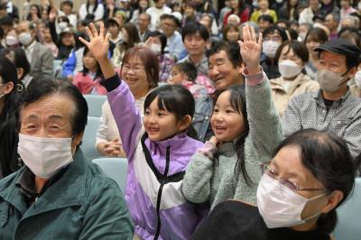 大熊町ふるさとまつりが11月2日、町役場前広場と交流施設linkる大熊で開かれました。大熊町観光協会の主催。お笑いライブや歌謡ショーの他、飲食や物販、体験など多数の出店があり来場者を楽しませました。写真はお笑いライブで盛り上がる会場の様子。
