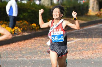 第36回市町村対抗県縦断駅伝競走大会（ふくしま駅伝）が、11月17日に開かれ、白河市のしらかわカタールスポーツパーク陸上競技場から福島県庁前までの16区間（96.3km）を、58市町村の52チームの選手らがふるさとの誇りを胸に駆け抜けました。写真はゴール地点でガッツポーズするアンカーの森選手。