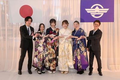 「令和7年 大熊町二十歳の成人式」が1月12日、町立学び舎（や）ゆめの森の図書ひろばで開催されました。対象者は震災当時、幼稚園の年長児だった平成16年4月2日から平成17年4月1日までに生まれた107人です。式には6人が出席し、保護者らに見守られながら20歳の門出を祝いました。
