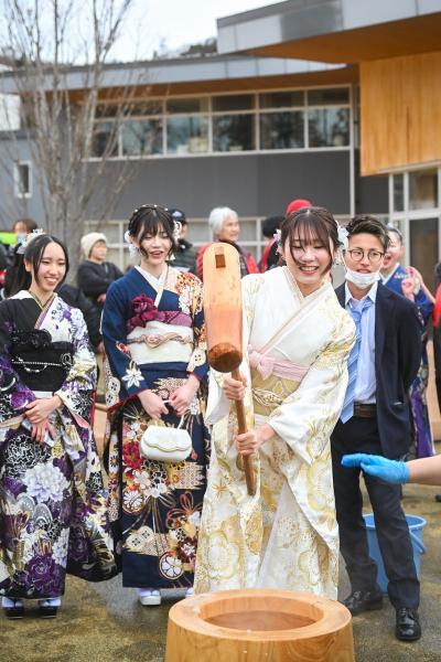 おおくまコミュニティづくり実行委員会主催の里がえりもちつき大会2025が1月12日、大熊町役場前広場で行われました。町民ら約500人が参加し、新春の恒例行事を楽しみました。