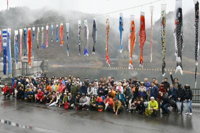 コミュティづくり実行委員会の主催で、春の坂下ダムウォーキング2024が4月6日に大川原地区で開催され、約200人が参加しました。ダムに到着すると、頭上高く飾られた50竿以上の鯉のぼりが参加者を迎えました。