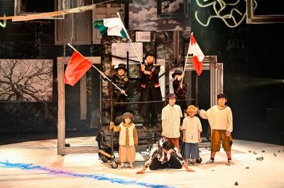 大熊町の子どもたちが、演劇を取り入れた教育の一環として取り組んできた「きおくの森」を、2025年3月26日に東京都渋谷区のこくみん共済coopホール／スペース・ゼロで上演。ふるさとから大きく羽ばたいた舞台となりました。