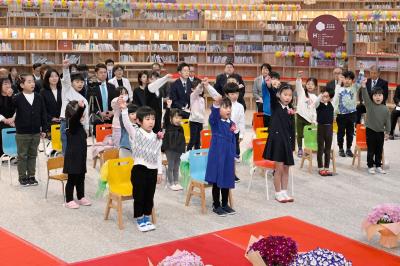 認定こども園学び舎ゆめの森の卒園式が3月19日に行われ4人の園児が卒園を迎えました。写真は「学び舎ゆめの森のうた」の最後のガッツポーズ。子どもたちは元気に拳を突き上げました。