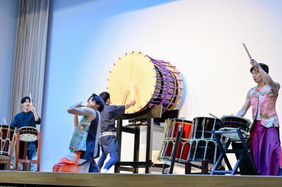 5月の大型連休中、町交流施設linkる大熊では音楽イベントや子ども向けのミニ縁日が開催されました。写真は5月3日の太鼓フェスティバルで、プロの和楽器奏者による公演「ニッポンの美」の様子です。