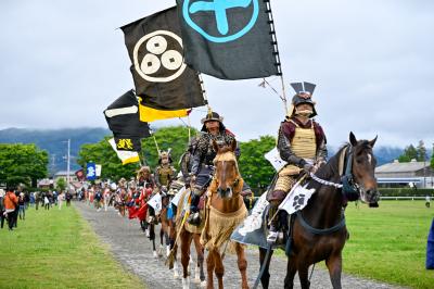 国の重要無形文化財に指定されている相馬野馬追祭が5月24日から26日までの3日間開催されました。写真は雲雀ケ原祭場地へと勇壮に入場する大熊町騎馬会の騎馬武者。