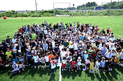 スポーツフェスティバルの参加者全員で記念撮影