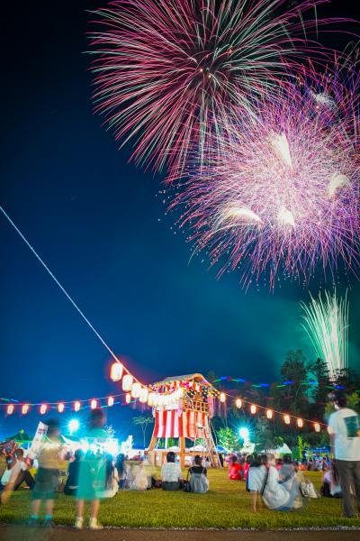 「なつ祭りinおおくま2025」は8月30日、大熊町役場前広場で開催され、延べ2,300人以上が来場しました。主催はおおくまコミュニティづくり実行委員会。写真は、フィナーレを飾る恒例の打ち上げ花火です。