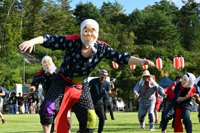祭りで披露されたたにし踊り