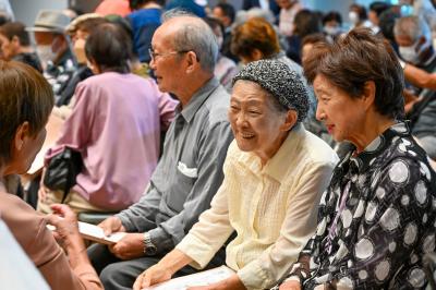 令和7年度大熊町敬老会が9月13日、大野駅西産業交流施設「CREVAおおくま」で開催されました。震災後初の町内開催となり、当日は県内外から70歳以上の225人が集いました。写真は式典前の会場。懐かしい再会に、会話が弾んでいました。