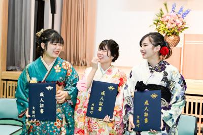 懐かしい再会に話がつきない新成人の皆さん