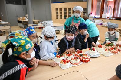 完成したケーキを見せ合う子どもたち