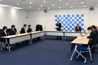 町総合教育会議に出席した吉田淳町長（中央）