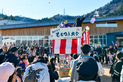 4人の年男年女が盛り上げたもちまき