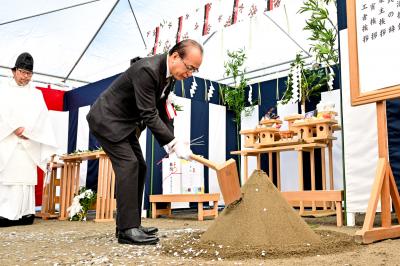 工事の安全を祈願し鍬入れをする吉田町長