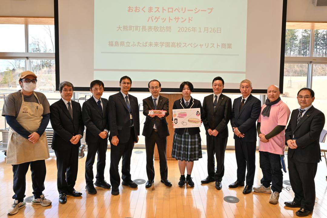 商品開発を記念し集合写真に納まる関係者ら