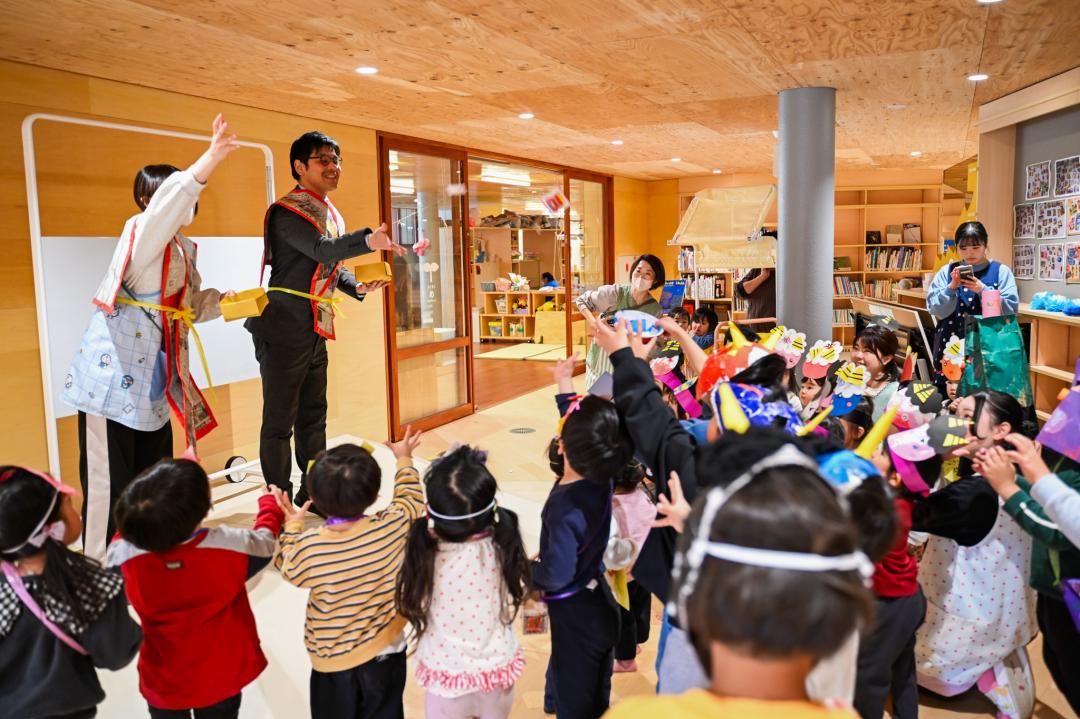 年男と年女に鬼を追い払ってもらう園児ら