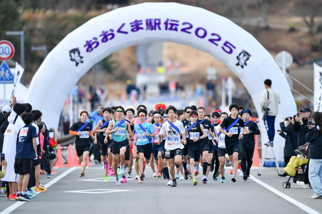 おおくま駅伝2025が12月21日、大川原地区で開かれました。一般の部の選手たちがスタートした瞬間、会場が一気に動きだしました。