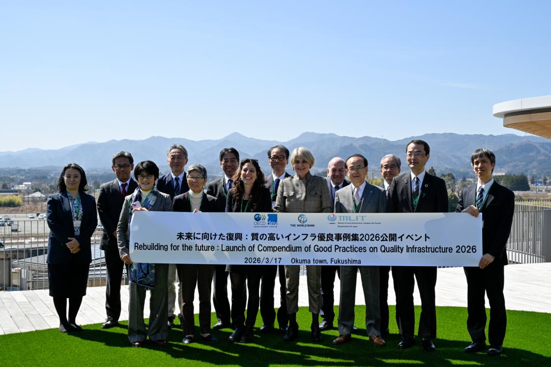 集合写真に納まる関係者ら