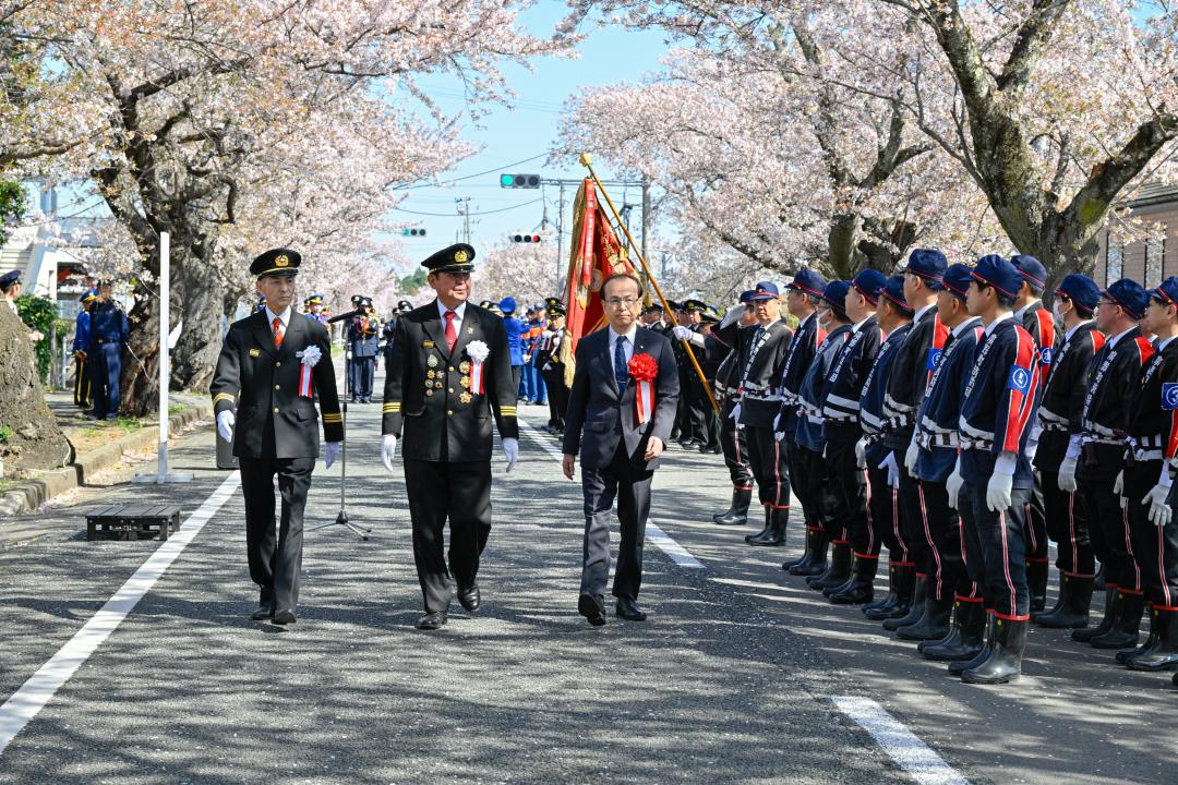 各町村の消防団員を検閲する吉田町長ら