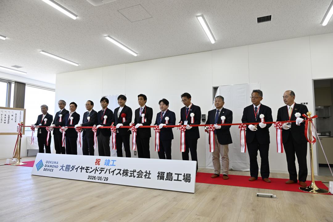 テープカットする関係者ら