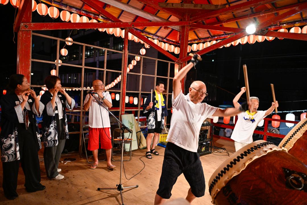 お囃子を奏でた熊川盆踊り愛好会のメンバーら