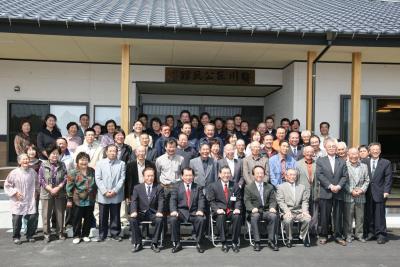 落成式に集まった約80人の地区住民全員での記念写真