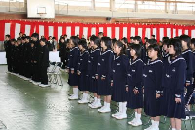 希望に満ちた凛々しい表情で式に臨む137人の新中学1年生