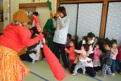 赤鬼、青鬼の登場に泣き出す子どもたち