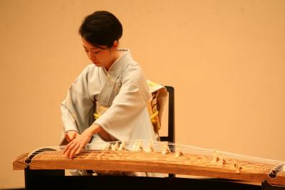 筝の演奏を披露する箏曲演奏家の遠藤千晶さん