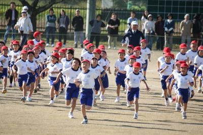 しっかりと地面を蹴り上げ一斉にスタートした子どもたち