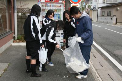 涼しい秋空の下、日頃お世話になっている通学路周辺のゴミを拾う生徒たち