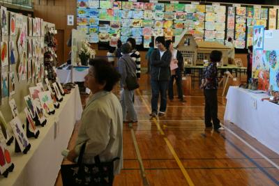 展示された保育所、幼稚園、小学生、中学生、婦人団体の作品などを熱心に鑑賞する町民の皆さん