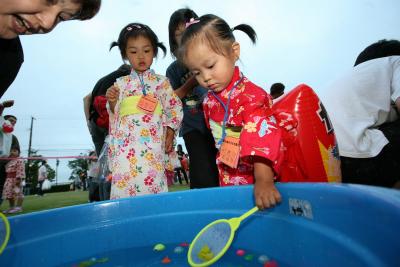 スーパーボールすくいに挑戦する園児