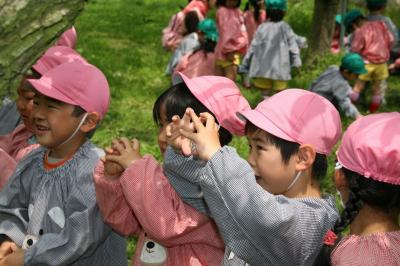 梨の大きさを手で表現する園児たち