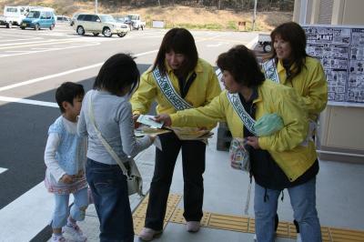 店頭で啓発チラシを配る交通安全母の会の会員たち