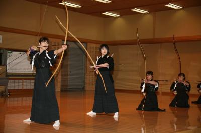 凛とした空気の中、矢を射る選手たち